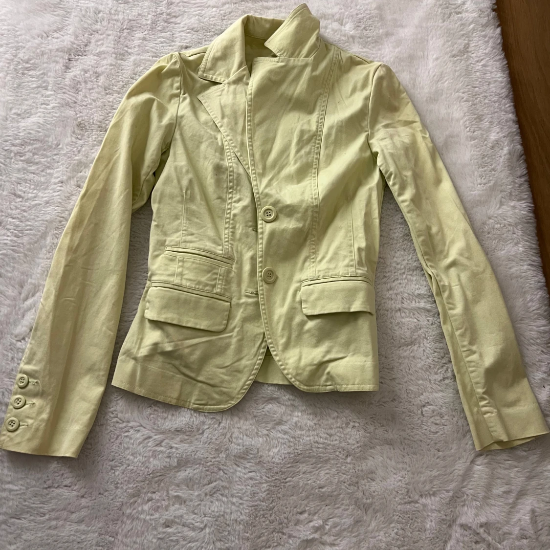 Ljusgul kostym med kavaj och byxor