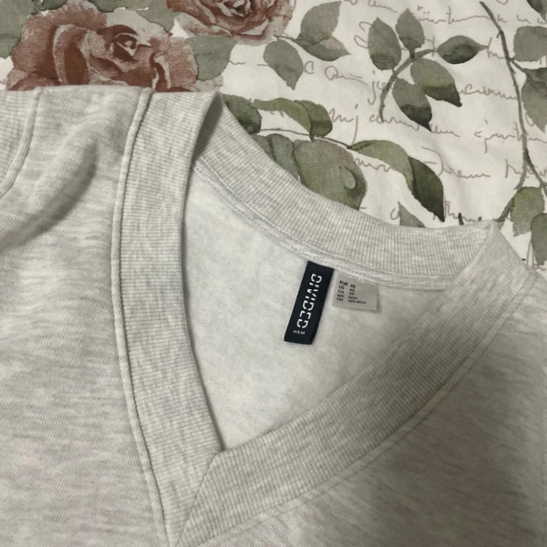 Ljusgrå v-ringad väst från H&M - 1