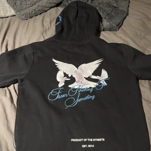 Svart hoodrich set - Säljer dessa då jag aldrig använt de. Dessa går att köpa separat eller som set. Hela setet=600kr, Tröjan=400kr, Byxorna=300kr. Pris kan diskuteras.