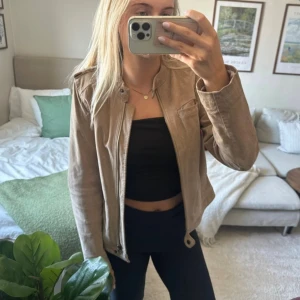 Beige mockajacka - Snygg beige mockajacka från Cache Cache. Jättebra skick men finns en lite fläck på ena armen, dock har jag inte försökt få bort den så den går säkert bort