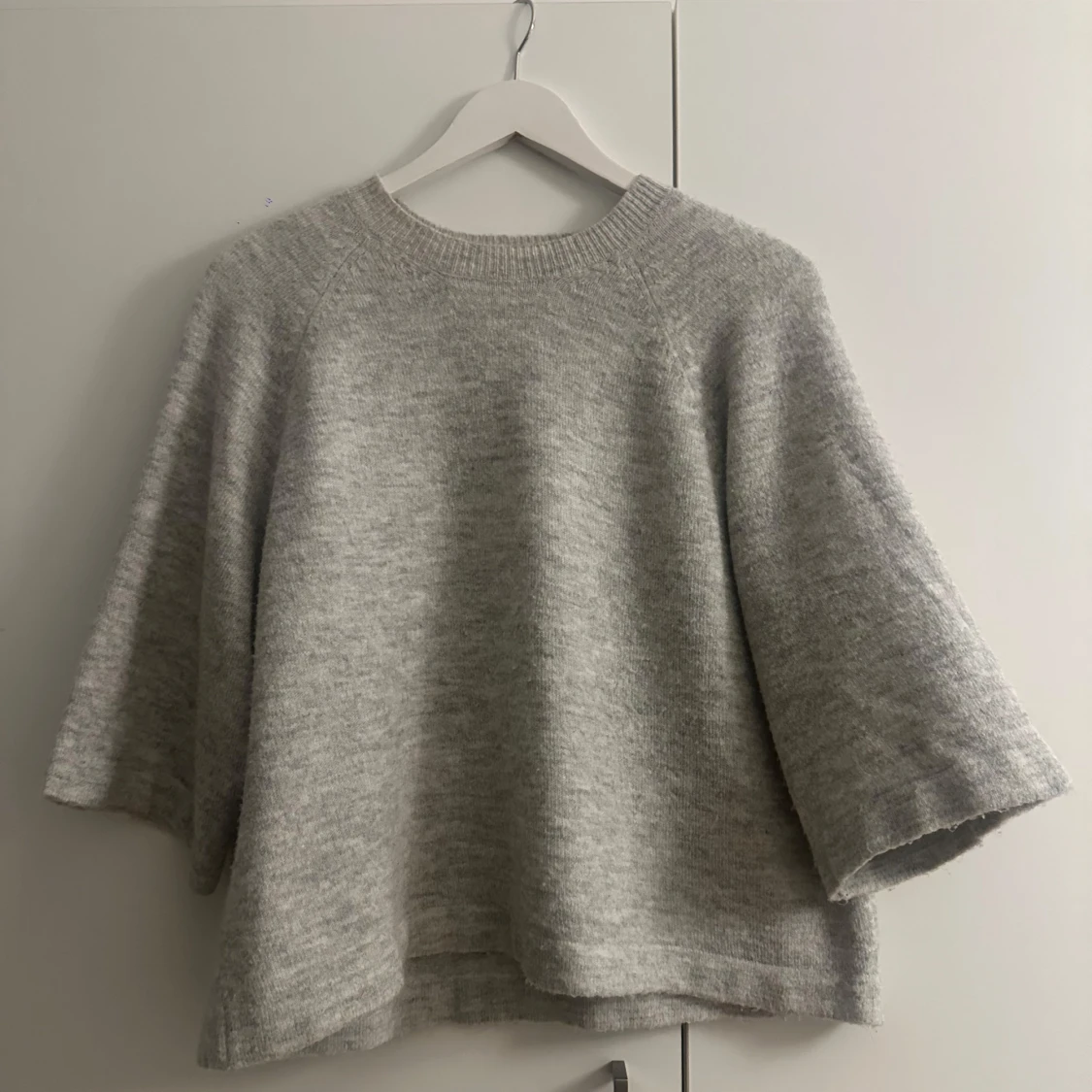 Grå stickad tröja  - 1