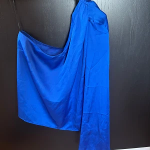 Blå oneshoulder topp - Jättefin blå topp med one shoulder. Knappt använd så i mycket bra skick! 