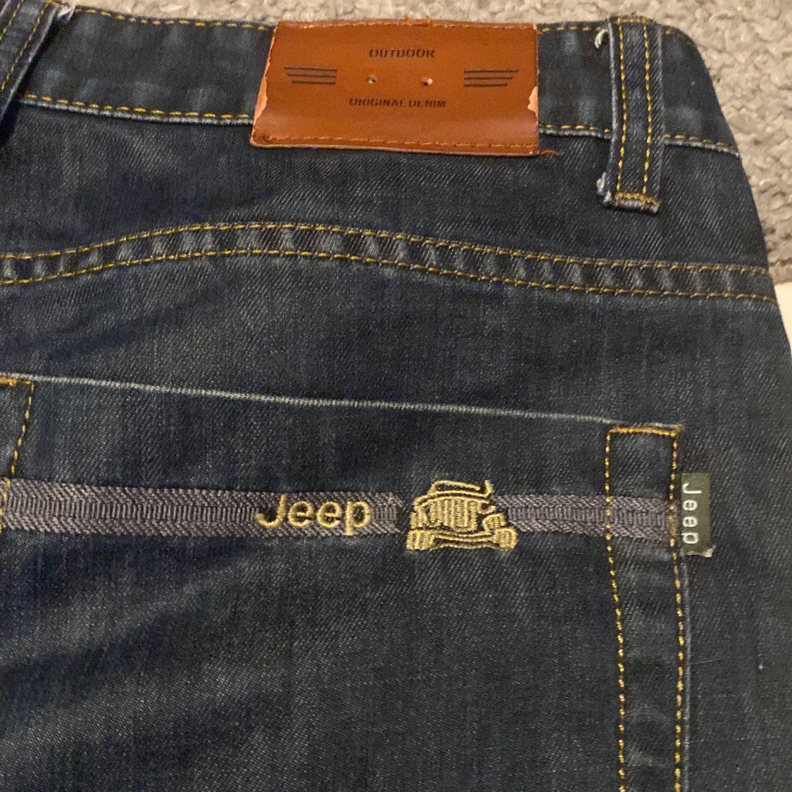 Mörkblåa jeans från Jeep med brodyr - 2
