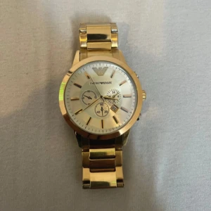 Guldig klocka från Emporio Armani - Snygg Armani klocka. Använder inte längre pris går att diskutera 