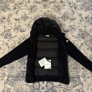 Moncler tricot cardigan  - Använd 1 gång nästan helt ny och riktigt snygg 