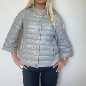 Grå Herno liknande jacka  - Följ för liknande plagg! 💕Svart Herno liknande jacka med krage och trekvartsärm. Perfekt för höst och vinter storlek L men liten så passar en S/M i mycket fint skick! Tryck köp nu! TK-0035