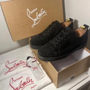 💫Christian Louboutin skor💫 - Hej! Säljer nu dessa sjukt snygga och klassiska loubsen i storlek 41 men passar även 42. Dom är i jättefint skick, använda fåtal gånger. Box, dustbags och extra skosnören medföljer. Skorna passar till allt. Hör av er vid frågor eller funderingar🤝🤩