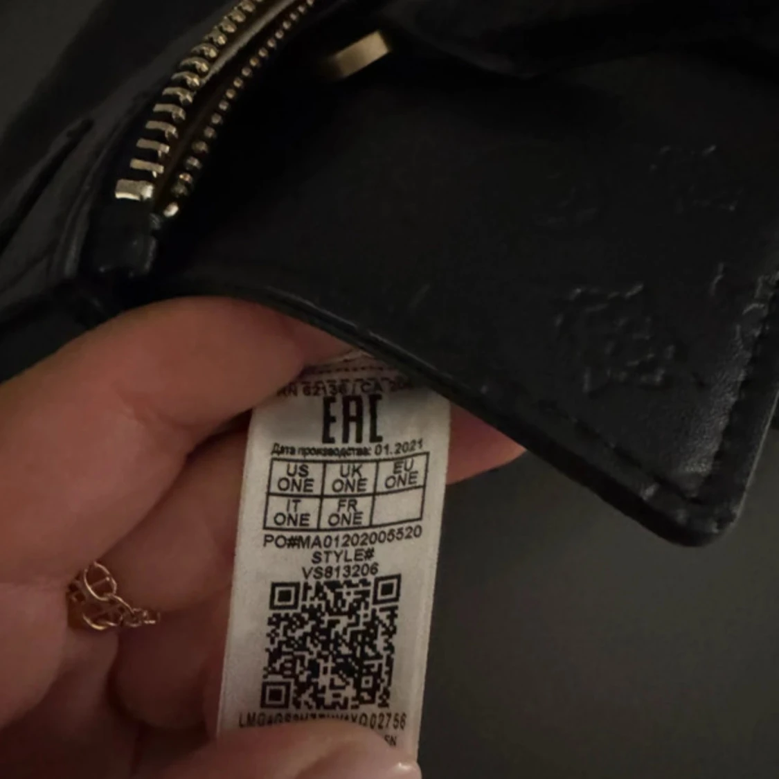 Svart handväska från Guess i skinn - 2