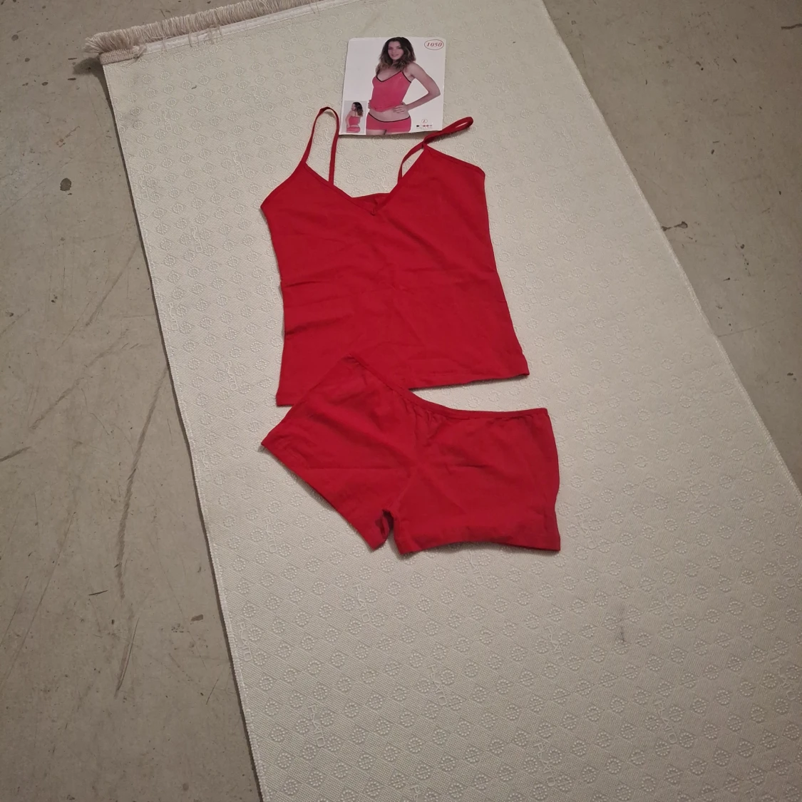 Röd linnetopp med smala axelband - 2