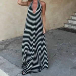 Adoore klänning - Populär klänning tyvärr utan silver smycket. Står 32 men passar mig som har 36 då den är stor i storlek 