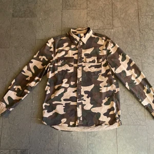 Camoflauge overshirt - Säljer en tvärfet camo overshirt från DIVIDED: By HM! Overshirten är i mycket bra skick men små tecken på användning finns. Om du har några funderingar är det bara att skriva!🙌 Pris kan diskuteras