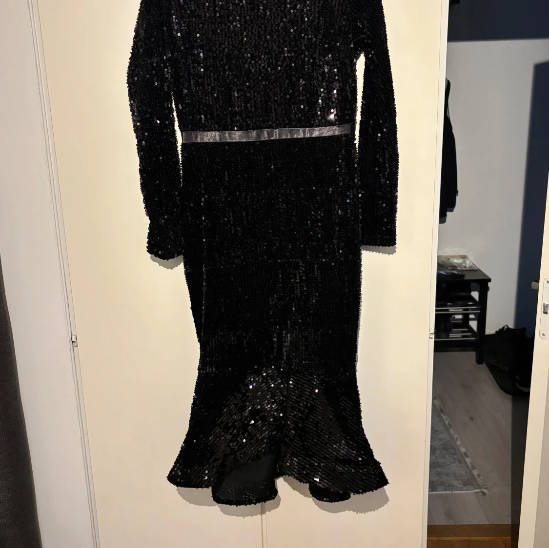 Svart lång paljettklänning med volang