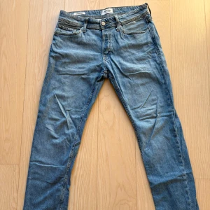 Jack & Jones Mike jeans - Snygga jeans från Jack & Jones i modellen tapered Mike. Storleken är 29/32