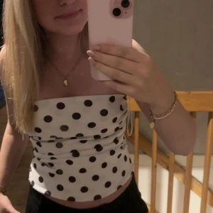 Populär Vit tubtopp med svarta prickar från Zara - Populär tubtopp från Zara!! Lappen kvar