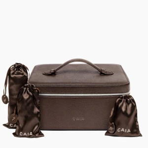 Caia Julkalander - Säljer Caias julkalender då jag köpte en extra till min syster som en överaskning ovetandes om att hon redan hade köpt den. Innehåller 24 luckor totalt- 29 st fullsize produkter för ett värde över 8000 kr. Alla luckor finns ute på deras hemsida om man är intresserad av att se i förhand. Slutsåld på caias hemsida därav lite högre pris. 