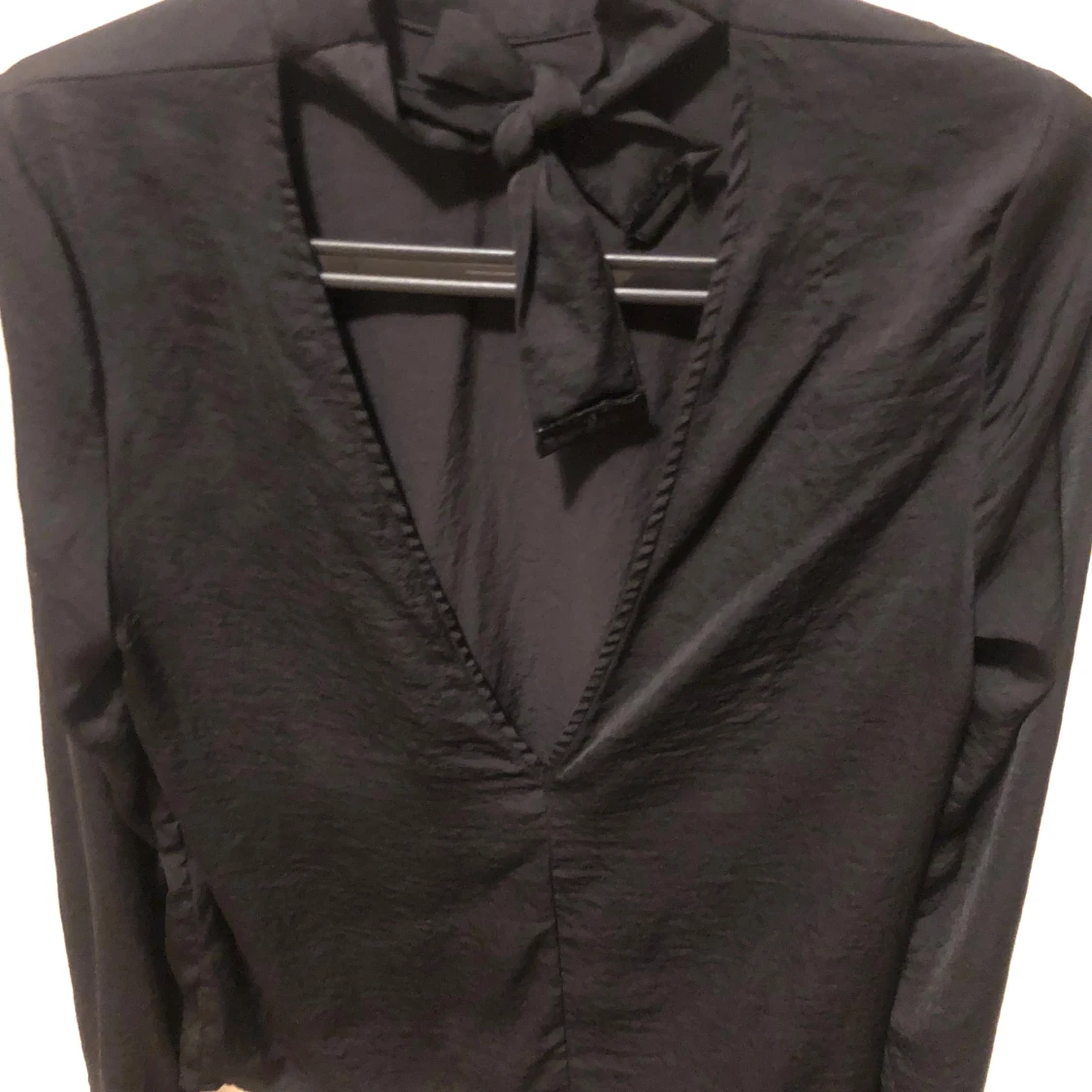 Svart långärmad blus med öppen rygg - 1