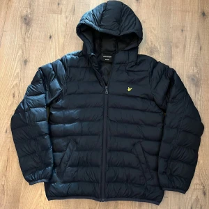 Lyle & Scott jacka - Säljer denna fina dunjackan ifrån lyle & scott! Har inga skador eller defekter. Storlek 14-16år som motsvarar XS. Passar dig som är ca 165-170cm lång. Vid frågor kontakta mig😁