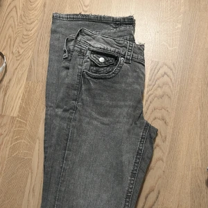 Bootcut heans från Gina  - Grå jeans med Klassisk femficksmodell med lock och knapp på bakfickorna. Jeansen har en rak passform och är tillverkade i denim. Perfekta för en avslappnad och trendig look. Gina Young 170=S/M
