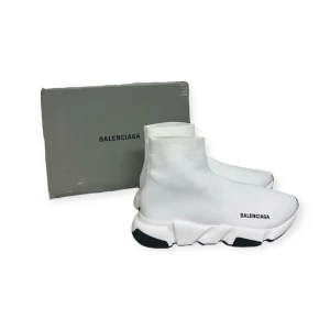 Balenciaga Speed Skor  - Helt nya aldrig använt. Storlek 43. Kan frakta eller mötas i Haninge. Skriv gärna vid fler frågor, postar alltid inom 24h. (Alla bilder är tagna av mig) Box ingår