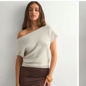 Wide neck knit top  - Säljer nu denna Wife neck knit top från Nelly i storlek S. Den är helt ny och aldrig använd och lappen sitter kvar. Den är stickad men jätte skön och sticks inte. Man kan ha den åt sidan men också vanligt. Om ni har några frågor tveka inte på att höra av dig💕