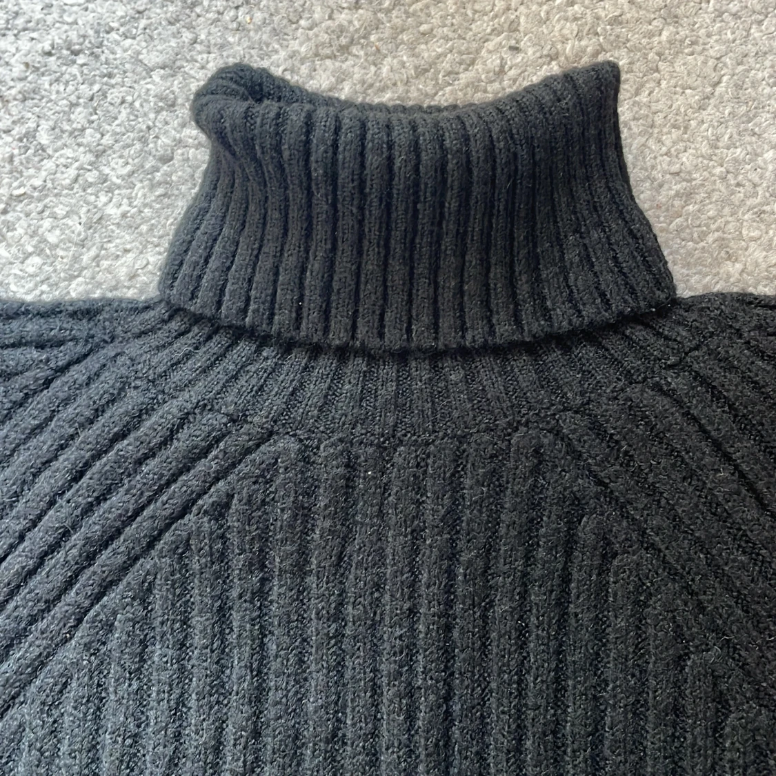 Svart ribbad polotröja från Missguided - 1