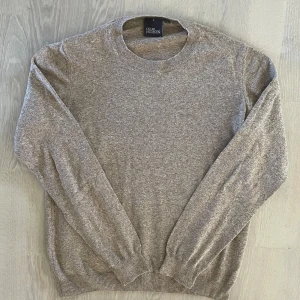 Oscar Jacobsson tröja - Säljer nu min stickade tröja ifrån Oscar Jacobsson då den börjar bli lite för liten. | Storlek S. | Bekväm och fin beige färg. | Fint skick. | Släng iväg en signal vid funderingar så svarar jag snabbt. |