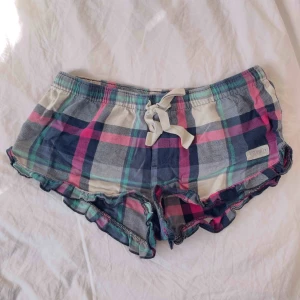 Rutiga shorts  - mysiga rutiga pyjamasshorts från Redbird, har snörning men även resår i midjan, säljer då dom inte kommit till användning🐭❤️