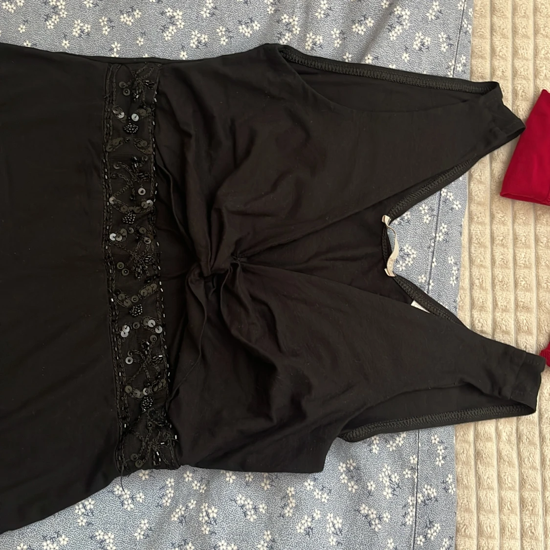 Svart linnetopp med paljettdetalj - 2