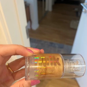 Milk Makeup Hydro Grip Glow Primer - Hydro Grip + Glow Primer 30 ml från Milk Makeup i en transparent pumpflaska med holografisk text. Ger en skimrande, gyllene finish och fungerar som bas för smink. Perfekt för dig som vill ha extra lyster och glow i din makeup-rutin.MILK Makeup   Helt ny enbart testat ett pump på handen. Säljer pga fått i gåva.  Nypris 429kr