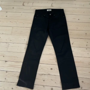 Svarta jeansbyxor från Acne, 30/32 - Svarta jeansbyxor från Acne i modellen Roc Cash. Dessa är aldrig använda, skulle gå så långt som att säga nyskick. Pris går att diskutera