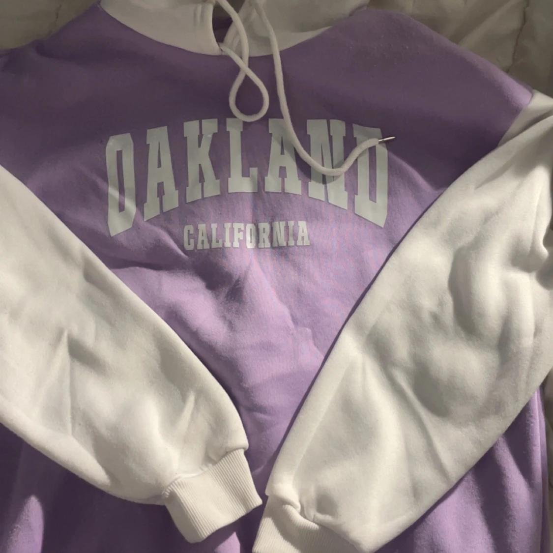 Ljuslila och vit hoodie Oakland S