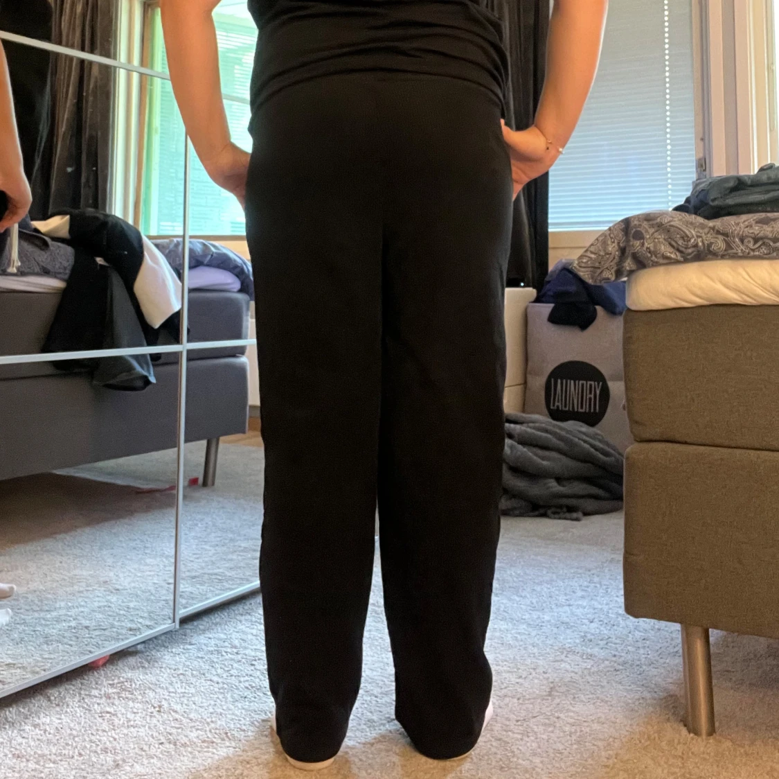 Svarta mjukisbyxor med manchester tyg och snörning - 1