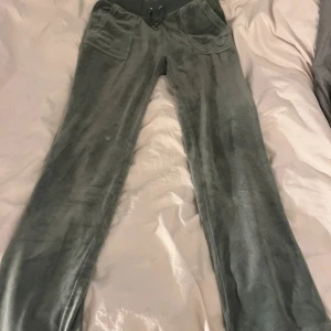 Gröna mjukisbyxor Juicy Couture XS - Snygga gröna mjukisbyxor från Juicy Couture i storlek XS. Varma och  sköna, perfekt nu till hösten och vintern, kan diskutera priset
