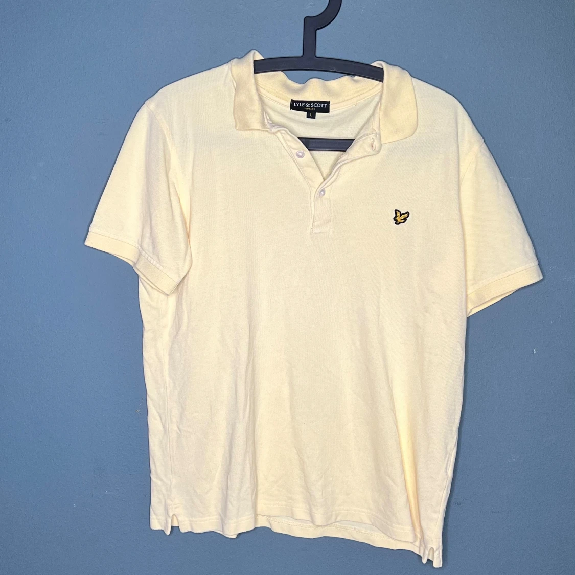 Ljusgul pikétröja från Lyle & Scott
