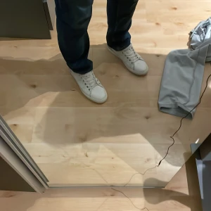 Vita Colmar sneakers i skinn - Säljer ett par klassiska vita sneakers från Colmar i skinn. Skorna har rund tå, platt sula och snörning framtill. Enkla och stilrena med Colmar-logga på tungan. Pris ej hugget sten