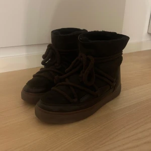 Bruna Inuikii  - Säljer ett par bruna Inuikii, använd väldigt sparsamt under två vintrar. Nypris 3000kr