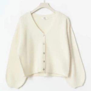 Vit kofta med v-ringning från Adoore - Supermjuk och fluffig vit kofta från Gina tricot❤️ Använd en gång 🥰