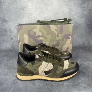 Valentino rockrunner - Skick: 10/10, endast testade en gång. | Ingår: Skorna, Box, Dustbags och extrasnören. | Nypris: +- 7000 SEK. | Givetvis äkta. | Mer hittar du på www.thegrandcloset.com.