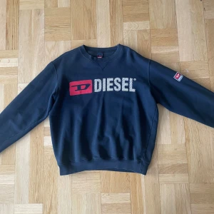 DIESEL tröja  - Tvärgo Diesel sweatshirt i storlek M✅. Den har en cropped, oversized passform och är i perfekt skick✌️hör av dig vid frågor