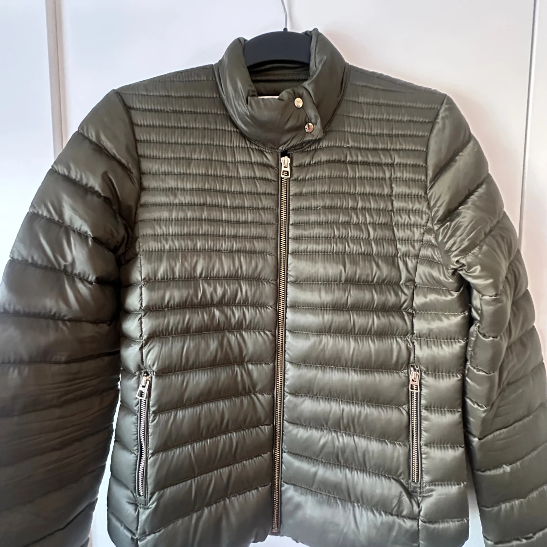 Olivgrön pufferjacka med dragkedjor - 1