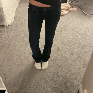 Svarta bootcut jeans från LTB - Säljer ett par svarta jeans från LTB i storlek 25/30 med bootcut-modell. Byxorna har klassisk femficksdesign, normal passform och är tillverkade i ett stretchigt jeanstyg. Kan också tänka mig byta mot ett par 25/32 eller 24/32