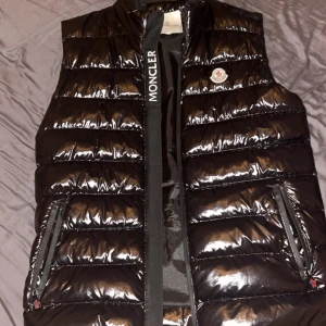 Svart dunväst från Moncler - Anledningen till att den säljs är eftersom att den inte passar mig. Den har inga skador eller fläck osv. Pris går att diskuteras vid snabbaffär