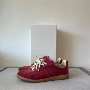 Maison Margiela Gats - Rödfärgade Maison Margiela Gats.                Storlek: 43 EU, Skick: 8,5/10 Använda sparsamt och fortfarande i bra skick            Äkta, allt från originalförpackningen medföljer ✅ Öppen till byten och kan tänka mig sänka priset vid snabbt köp