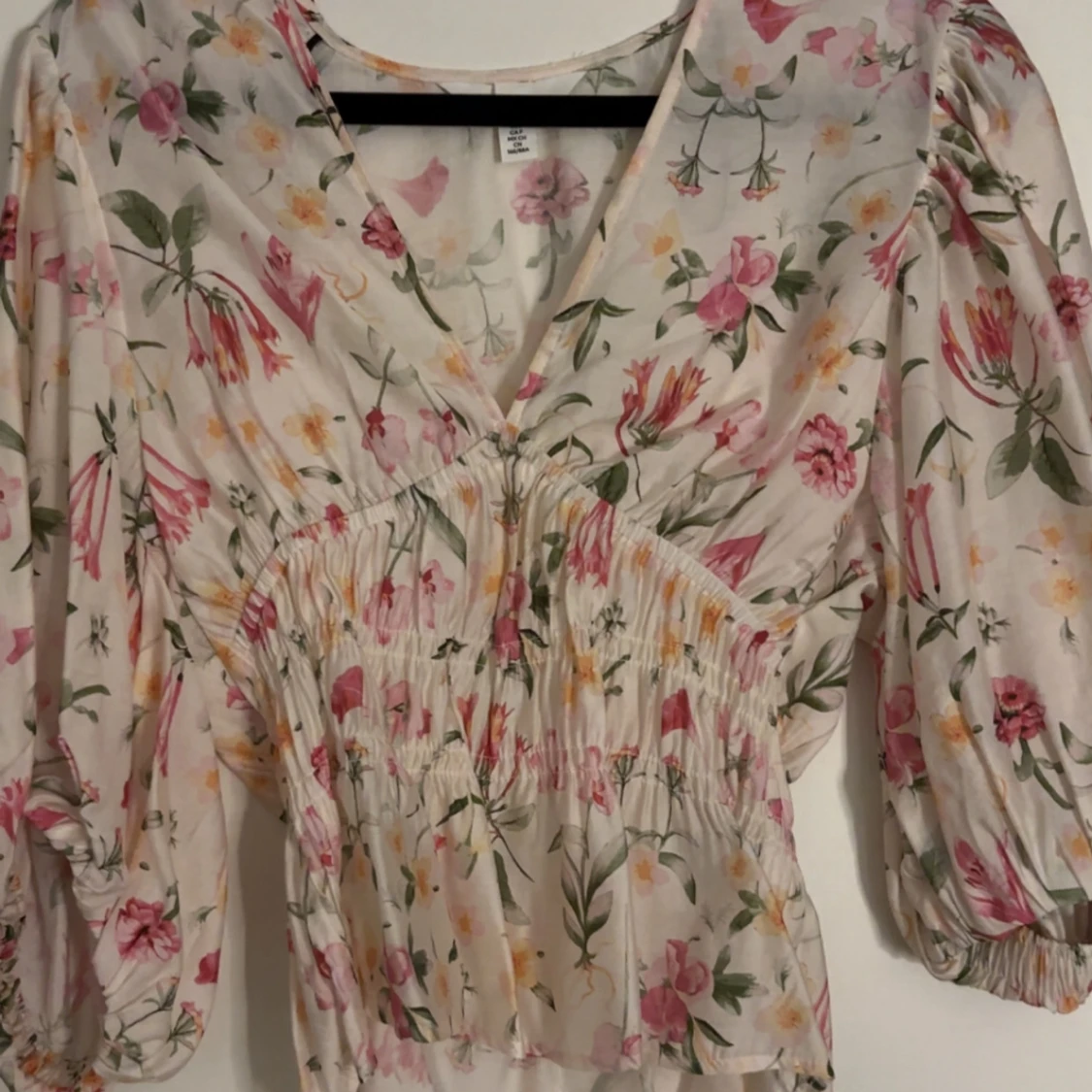 Blommig blus med v-ringning, S