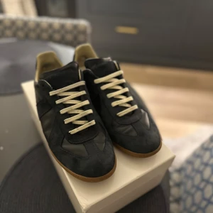 Maison Margiela ÄKTA - Hej säljer mina maison margiela GATS I storlek 43. De är i fint skick, skulle säga 8/10. Dustbag, box och digital kvitto medföljer. Priset är inte hugget i sten vid snabb affär. Skorna är självklart äkta 🌟