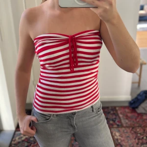 Fin tub top - En fin tub topp från New Yorker med ett knyte i fram som man kan ha som en rosett eller runt halsen beroende på hur man föredrar. Den är i storlek XS men funkar för S också. Hör av dig vid frågor pris går att diskuteras💕