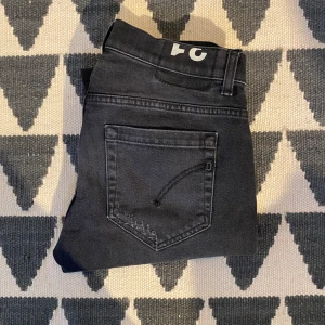 Svarta dondup George - Dondup George i storlek 31. Jeansen är upplagda så de är i storlek 28-30 i längden. Skicket är toppen de är inget fel på jeansen! Skriv vid minsta fråga eller fundering