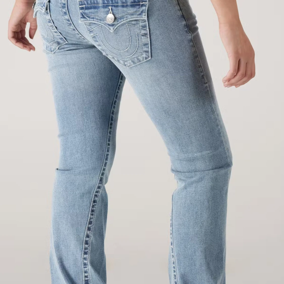 Ljusblå bootcut jeans med stora fickor
