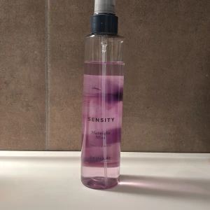 Sensity Midnight Mist spray - Fräsch spraykolonn med lila ton från Oriflame. Sensity Midnight Mist ger en lätt och uppfriskande känsla – perfekt för dig som vill ha något enkelt och modernt i din vardag.