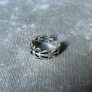 Ring - Avant-garde adjustable ring with a slender, elongated Fleur design — striking yet effortlessly wearable